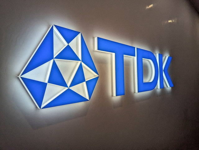 El logotipo de TDK se muestra en la sede de la empresa en Tokio, Japón, el 13 de mayo de 2025. REUTERS/Sam Nussey