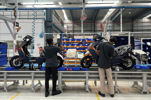พนักงานประกอบสกู๊ตเตอร์ไฟฟ้า Ather 450X ภายในโรงงานผลิตของ Ather Energy ในเมืองโฮซูร์ รัฐทมิฬนาดู ทางตอนใต้ของประเทศอินเดีย เมื่อวันที่ 23 มีนาคม 2025 REUTERS/Nandan Mandayam