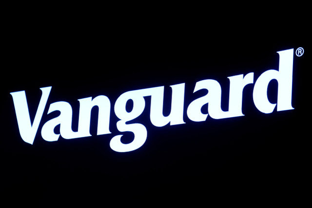 O logótipo da Vanguard é exibido num ecrã no pregão da Bolsa de Valores de Nova Iorque (NYSE) na cidade de Nova Iorque, EUA, em 1 de junho de 2022. REUTERS/Brendan McDermid