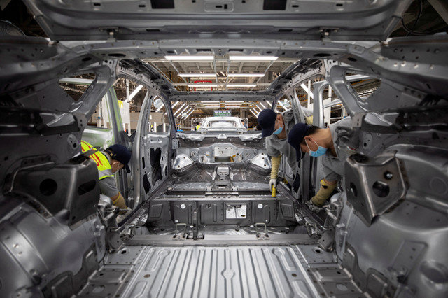 Funcionários trabalham em uma linha de produção de veículos elétricos (EV) em uma fábrica da Volkswagen Anhui em Hefei, província de Anhui, China, em 25 de setembro de 2024. China Daily via REUTERS/File Photo