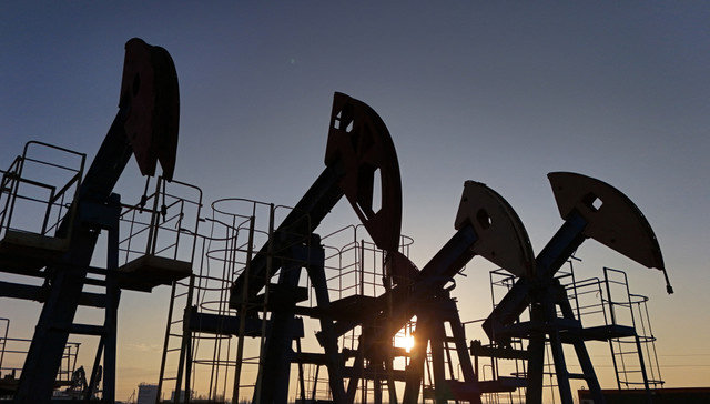 Una vista muestra balancines de extracción de petróleo en desuso en el campo petrolero Airankol, operado por Caspiy Neft en la región de Atyrau, Kazajistán, el 2 de abril de 2025. REUTERS/Pavel Mikheyev