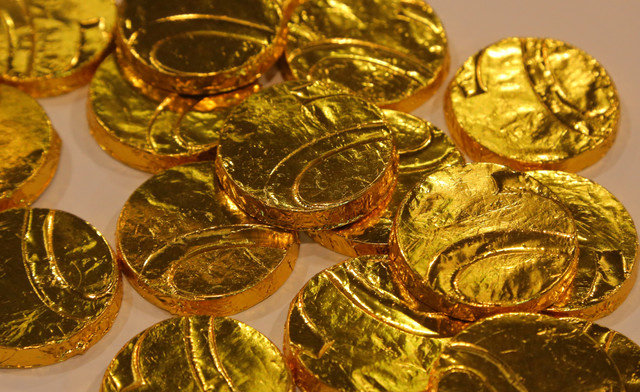 เหรียญช็อกโกแลตที่ระลึกถูกจัดแสดงที่บูธของบริษัทเหมืองแร่ Eldorado Gold ระหว่างการประชุมประจำปีของสมาคมผู้สำรวจและนักพัฒนาแห่งแคนาดา (PDAC) ในเมืองโทรอนโต รัฐออนแทรีโอ ประเทศแคนาดา เมื่อวันที่ 4 มีนาคม 2019 REUTERS/Chris Helgren