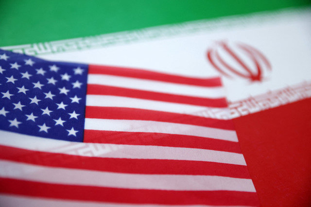 2025年6月18日に撮影されたこのイラストに、アメリカとイランの国旗が見られます。 REUTERS/Dado Ruvic/Illustration
