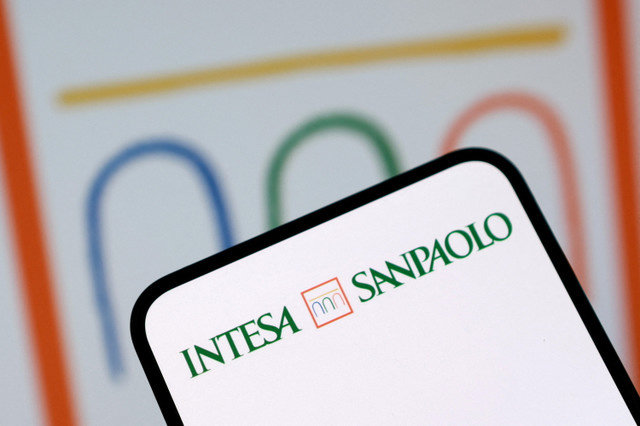 O logótipo da Intesa Sanpaolo é visto nesta ilustração tirada em 3 de dezembro de 2025. REUTERS/Dado Ruvic/Illustration