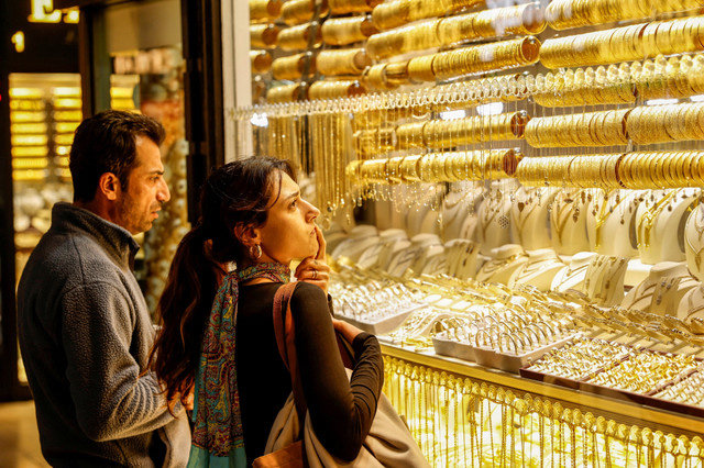 People look at gold jewellery as they stand outside a jewellery shop at the Grand Bazaar in Istanbul, Turkey, January 26, 2026. REUTERS/Kemal Aslan/File Photo