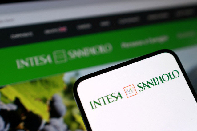 El logotipo de Intesa Sanpaolo se ve en esta ilustración realizada el 3 de diciembre de 2025. REUTERS/Dado Ruvic/Illustration