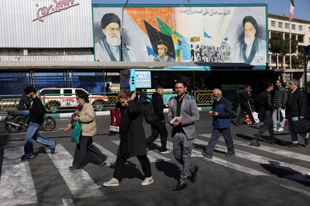 Người dân đi bộ trên một con phố ở Tehran, Iran, vào ngày 31 tháng 1 năm 2026. Majid Asgaripour/WANA (West Asia News Agency) via REUTERS ATTENTION EDITORS - THIS PICTURE WAS PROVIDED BY A THIRD PARTY