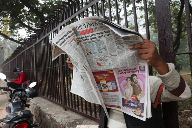 ชายคนหนึ่งอ่านหนังสือพิมพ์ The Times of India ฉบับล่าสุด ซึ่งมีรายงานข่าวเรื่องสหรัฐฯ ปรับลดภาษีนำเข้าสินค้าจากอินเดียลงเหลือ 18% ในกรุงนิวเดลี ประเทศอินเดีย เมื่อวันที่ 3 กุมภาพันธ์ 2026 REUTERS/Bhawika Chhabra