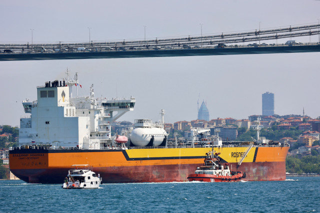 เรือบรรทุกน้ำมันดิบ Vladimir Monomakh ของบริษัท Rosneft ที่ติดธงรัสเซีย แล่นผ่านช่องแคบบอสฟอรัสในเมืองอิสตันบูล ประเทศตุรกี เมื่อวันที่ 6 กรกฎาคม 2023 REUTERS/Yoruk Isik/File Photo