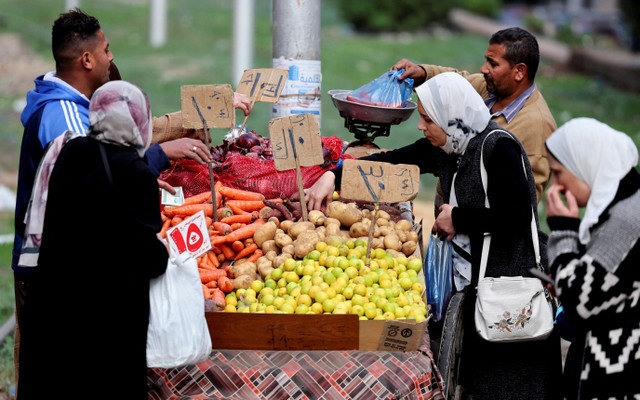 أشخاص يشترون الخضروات من سوق شعبي في مدينة الإسكندرية المطلة على البحر المتوسط بمصر، في 25 يناير 2026. REUTERS/Mohamed Abd El Ghany