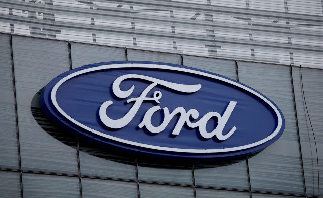 O logótipo oval azul da Ford é exibido na nova sede mundial da Ford em Dearborn, Michigan, EUA, em 16 de novembro de 2025. REUTERS/Rebecca Cook/File Photo