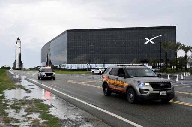 Una nave espacial Starship de SpaceX se desplaza hacia su plataforma de lanzamiento pasando por la Instalación de Fabricación de Starbase antes de su décimo vuelo de prueba desde el complejo de la empresa en Starbase, Texas, EE. UU., el 23 de agosto de 2025. REUTERS/Steve Nesius