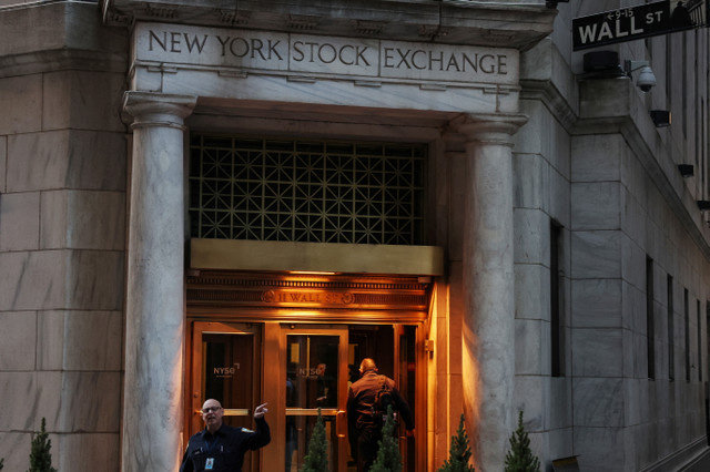 رجل يدخل مبنى بورصة نيويورك (NYSE) في مدينة نيويورك، الولايات المتحدة، 11 مارس 2025. REUTERS/Shannon Stapleton