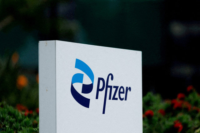 ภาพไฟล์: โลโก้ Pfizer แสดงอยู่ที่ศูนย์วิจัยในย่าน La Jolla ของเมืองซานดิเอโก รัฐแคลิฟอร์เนีย สหรัฐอเมริกา เมื่อวันที่ 30 กันยายน 2025 REUTERS/Mike Blake/File Photo