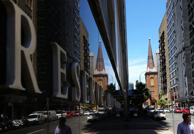Peatones pasan por delante del edificio del Banco de la Reserva de Australia en el centro de Sídney, Australia, el 10 de febrero de 2017. REUTERS/Steven Saphore