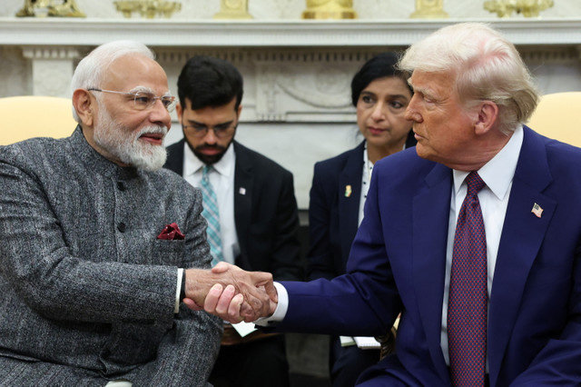 O presidente dos EUA, Donald Trump, e o primeiro-ministro indiano, Narendra Modi, apertam as mãos na Casa Branca em Washington, D.C., EUA, em 13 de fevereiro de 2025. REUTERS/Kevin Lamarque/File Photo