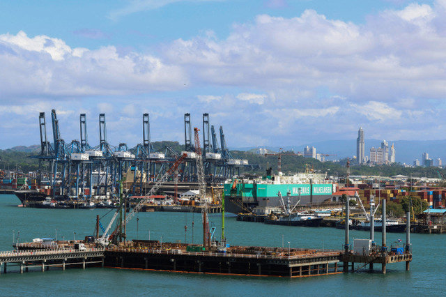 Un buque portacontenedores se encuentra atracado en la Panama Ports Company (PPC) después de que la Corte Suprema de Panamá anulara contratos portuarios clave de la firma propiedad de CK Hutchison, con sede en Hong Kong, dejando en la incertidumbre el futuro de algunas operaciones del Canal de Panamá, en Ciudad de Panamá, el 30 de enero de 2026. REUTERS/Aris Martinez