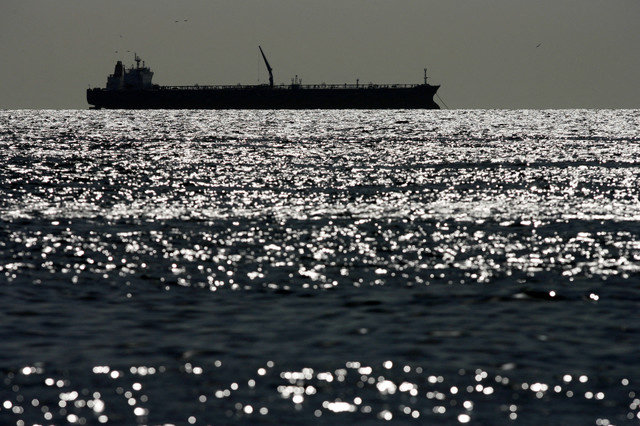資料写真:2008年3月1日、ベネズエラ西部スリア州のマラカイボ湖に石油タンカーが停泊している様子。REUTERS/Jorge Silva/File Photo