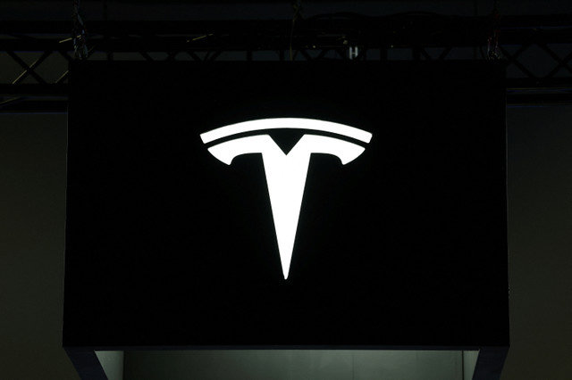 2025年6月12日、フランス・パリのポルト・ド・ヴェルサイユ見本市会場で開催された、イノベーションとスタートアップに特化した「Viva Technology」カンファレンスでテスラのロゴが見られる。REUTERS/Benoit Tessier