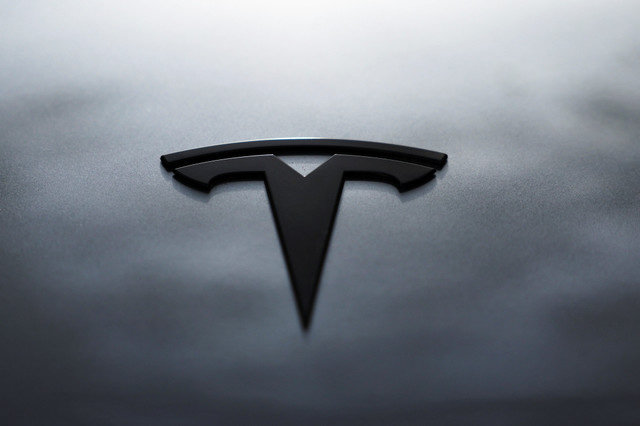 โลโก้ของ Tesla ปรากฏบนรถยนต์ Tesla Model Y ระหว่างการเปิดตัวอย่างเป็นทางการของบริษัท Tesla Inc. ในเมืองโบโกตา ประเทศโคลอมเบีย เมื่อวันที่ 20 พฤศจิกายน 2025 REUTERS/Luisa Gonzalez