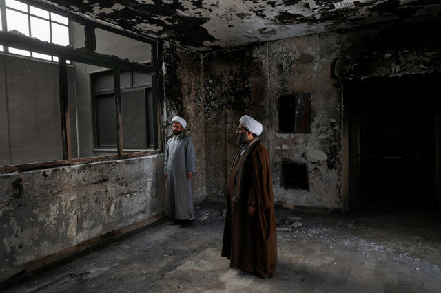 FOTO DE ARCHIVO: Clérigos iraníes se encuentran en el seminario islámico que fue incendiado durante las protestas en Irán, en Teherán, Irán, el 21 de enero de 2026. Majid Asgaripour/WANA (West Asia News Agency) via REUTERS/File Photo