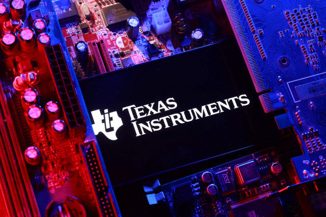 在这幅 2025 年 8 月 25 日拍摄的插图中,出现了德州仪器 (Texas Instruments) 的标志和电脑主板。 REUTERS/Dado Ruvic/Illustration