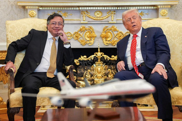 ประธานาธิบดีโดนัลด์ ทรัมป์ แห่งสหรัฐฯ และประธานาธิบดีกุสตาโว เปโตร แห่งโคลอมเบีย พบกันที่ห้องทำงานรูปไข่ในทำเนียบขาว ณ กรุงวอชิงตัน ดี.ซี. สหรัฐอเมริกา เมื่อวันที่ 3 กุมภาพันธ์ 2026 Colombia Presidency/Handout via REUTERS