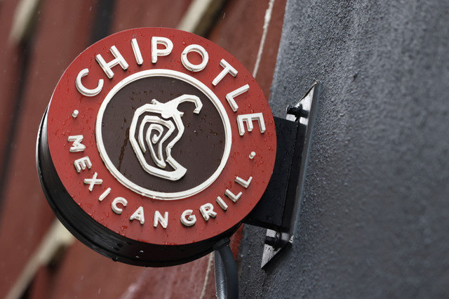 El logotipo de Chipotle se ve en uno de sus restaurantes en Manhattan, Nueva York, EE. UU., el 7 de febrero de 2022. REUTERS/Andrew Kelly