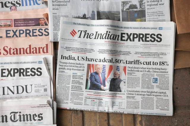A última edição do jornal The Indian Express, com a matéria de capa sobre a redução das tarifas dos EUA sobre importações indianas para 18%, é exibida para venda em Nova Deli, Índia, em 3 de fevereiro de 2026. REUTERS/Bhawika Chhabra