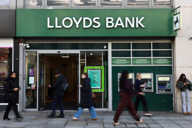 أشخاص يسيرون أمام فرع لبنك لويدز (Lloyds Bank) في لندن، بريطانيا، في 28 يناير 2026. REUTERS/Jack Taylor