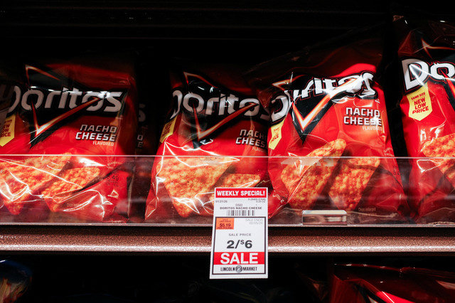 Produtos Doritos estão expostos em prateleiras de um supermercado no bairro do Brooklyn, em Nova York, EUA, em 3 de fevereiro de 2026. REUTERS/Adam Gray