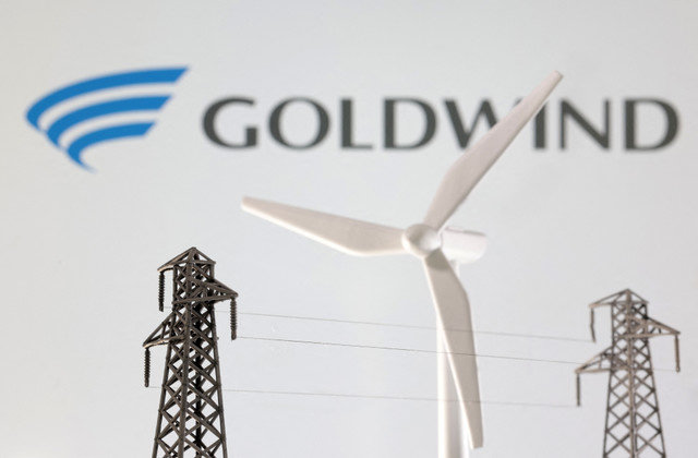 2023年1月17日に撮影されたこのイラストでは、Goldwindのロゴの前に風車と電柱の模型が配置されている。 REUTERS/Dado Ruvic/Illustration