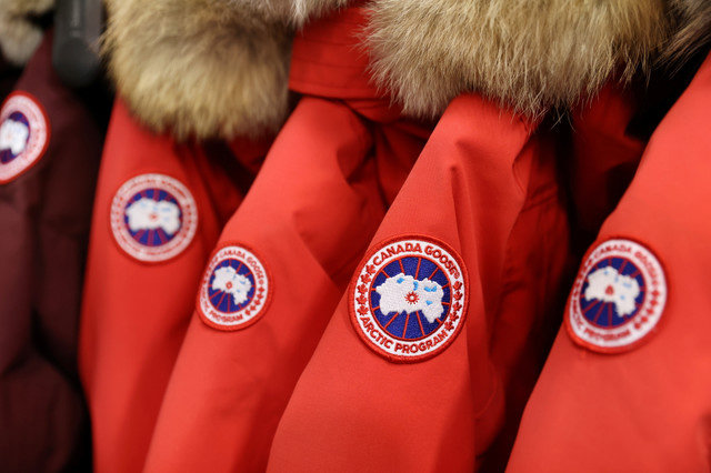 Se ven etiquetas en chaquetas de Canada Goose en una tienda en Manhattan, Nueva York, EE. UU., el 7 de febrero de 2022. REUTERS/Andrew Kelly