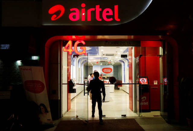 ชายคนหนึ่งเดินออกจากร้าน Bharti Airtel ในกรุงนิวเดลี ประเทศอินเดีย เมื่อวันที่ 20 เมษายน 2016 REUTERS/Adnan Abidi