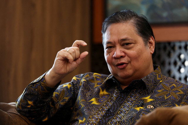 Bộ trưởng Điều phối Kinh tế Indonesia Airlangga Hartarto ra hiệu khi đang trả lời phỏng vấn của Reuters tại văn phòng ở Jakarta, Indonesia, vào ngày 26 tháng 8 năm 2025. REUTERS/Willy Kurniawan/File Photo