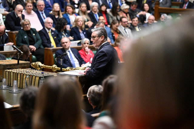O primeiro-ministro britânico, Keir Starmer, responde às Perguntas ao Primeiro-Ministro na Câmara dos Comuns em Londres, Grã-Bretanha, em 4 de fevereiro de 2026. © House of Commons/Handout via REUTERS