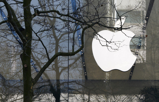 2016年3月10日、ベルギーのブリュッセル中心部にある Apple Store の入り口に Apple のロゴが見える。 REUTERS/Yves Herman