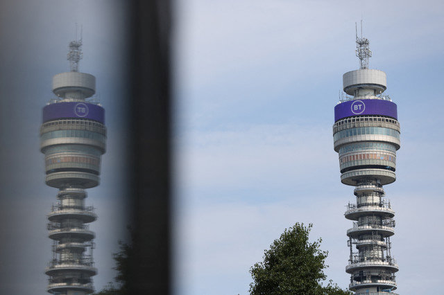 2023年7月21日、英国ロンドンのBTタワーに表示されたBTグループのロゴの景観。REUTERS/Hollie Adams