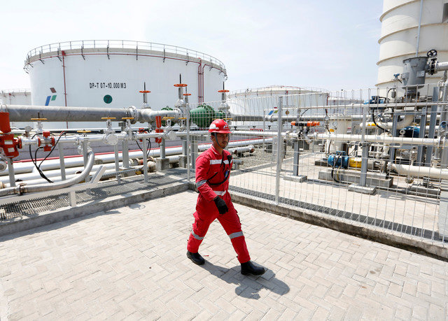 Un hombre camina cerca de tanques de almacenamiento en una terminal de combustible estatal de Pertamina en Yakarta, Indonesia, el 8 de mayo de 2018. REUTERS/Willy Kurniawan