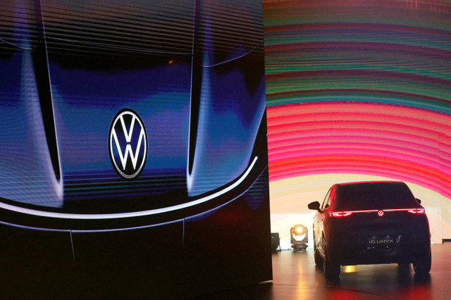 ภาพแฟ้มข่าว: รถยนต์ไฟฟ้า (EV) รุ่น Volkswagen ID. UNYX ถูกนำมาจัดแสดงในงานกิจกรรมสื่อของ Volkswagen ณ กรุงปักกิ่ง ประเทศจีน เมื่อวันที่ 24 เมษายน 2024 REUTERS/Josh Arslan/File Photo