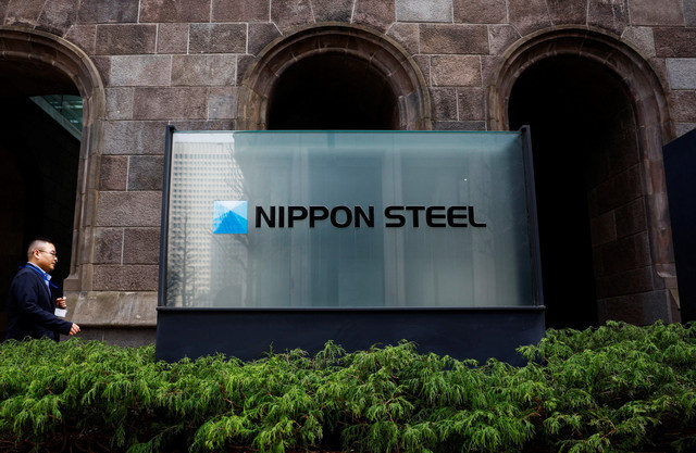 El logo de Nippon Steel se muestra en la sede de la empresa en Tokio, Japón, el 1 de abril de 2024. REUTERS/Issei Kato