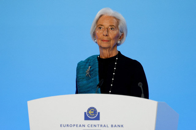 2025年12月18日,欧洲中央银行(ECB)行长克里斯蒂娜·拉加德在德国法兰克福的欧洲央行总部举行的管理委员会会议后向媒体发表讲话。REUTERS/Heiko Becker