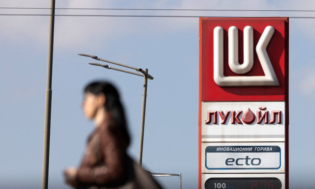 Uma mulher caminha perto de um posto de gasolina da Lukoil em Sófia, Bulgária, em 23 de outubro de 2025. REUTERS/Stoyan Nenov