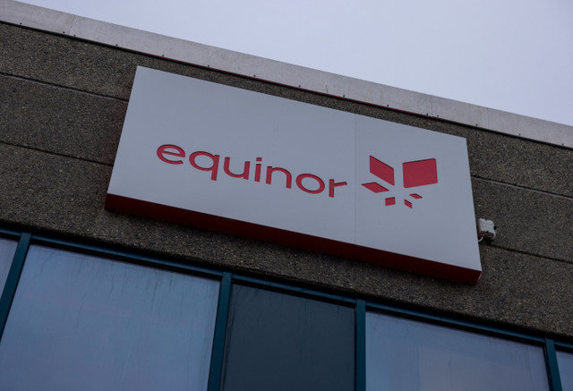 O logótipo da Equinor está instalado na entrada de um edifício na maior fábrica de gás natural liquefeito da Europa Ocidental, a Hammerfest LNG, em Hammerfest, Noruega, a 14 de março de 2024. REUTERS/Lisi Niesner