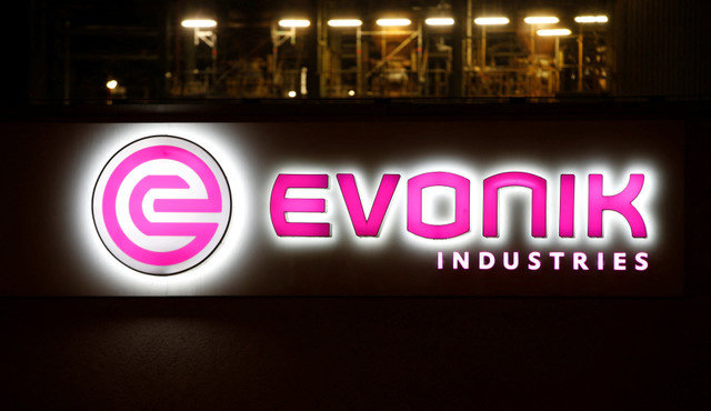 FOTO DE ARQUIVO: O logotipo da empresa alemã de especialidades químicas Evonik Industries AG é visto em sua fábrica em Bitterfeld, Alemanha, em 29 de fevereiro de 2016. REUTERS/Fabrizio Bensch/File Photo