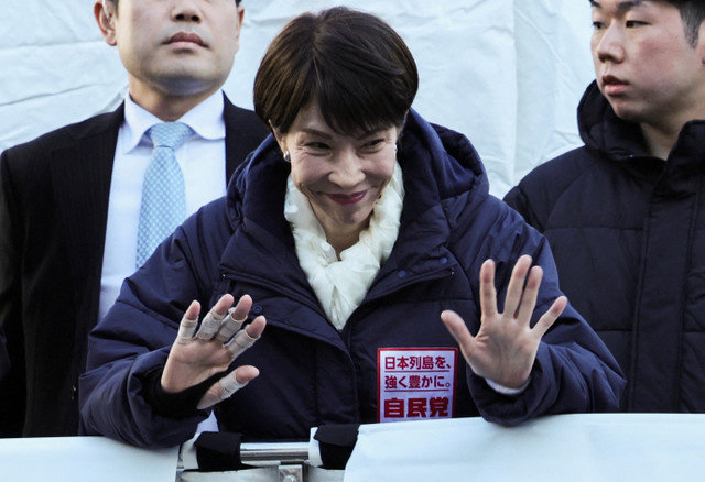 FILE PHOTO: 日本の首相であり与党・自由民主党(LDP)の党首である高市早苗が、日本埼玉県鳥栖沢市で2月8日の衆議院議員総選挙のための選挙キャンペーン活動に参加、2026年2月3日撮影。REUTERS/Kim Kyung-Hoon/File Photo
