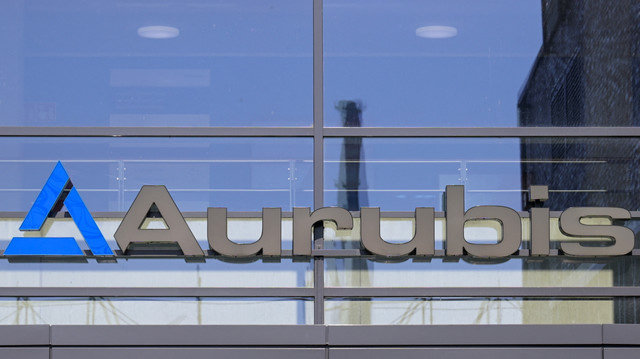 ภาพแสดงโลโก้ Aurubis ที่สถานที่ Aurubis ในฮัมบวร์ก ประเทศเยอรมนี เมื่อวันที่ 15 เมษายน 2568 REUTERS/Fabian Bimmer