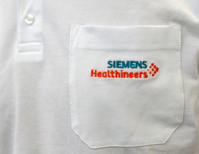 ภาพไฟล์: โลโก้ Siemens Healthineers ปรากฏบนเสื้อผ้าในโรงงานผลิตในเมือง Forchheim ใกล้เมืองนูเรมเบิร์ก ประเทศเยอรมนี วันที่ 7 ตุลาคม 2016 REUTERS/Michaela Rehle/File Photo