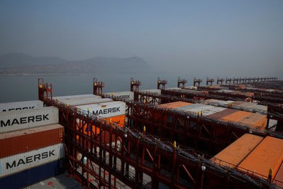 Maersk profits hit by falling freight rates