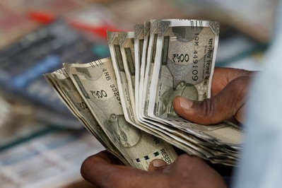 Rupee Forward Premiums Fall to One-Month Low